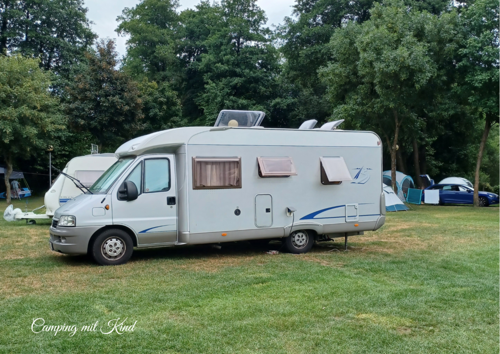 Ein Wohnmobil steht auf einer Wiese.