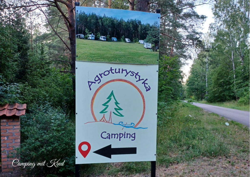 Ein Schild, das auf einen Campingplatz verweist.