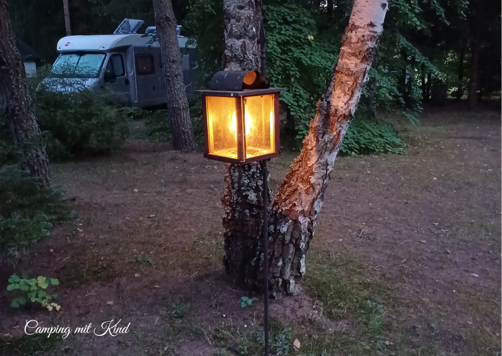 Eine Laterne leuchtet an einem Baum