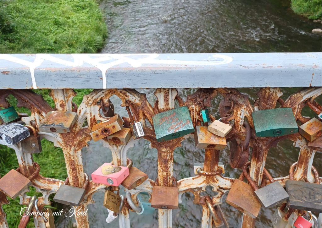 Ein Brückengeländer mit Schlössern