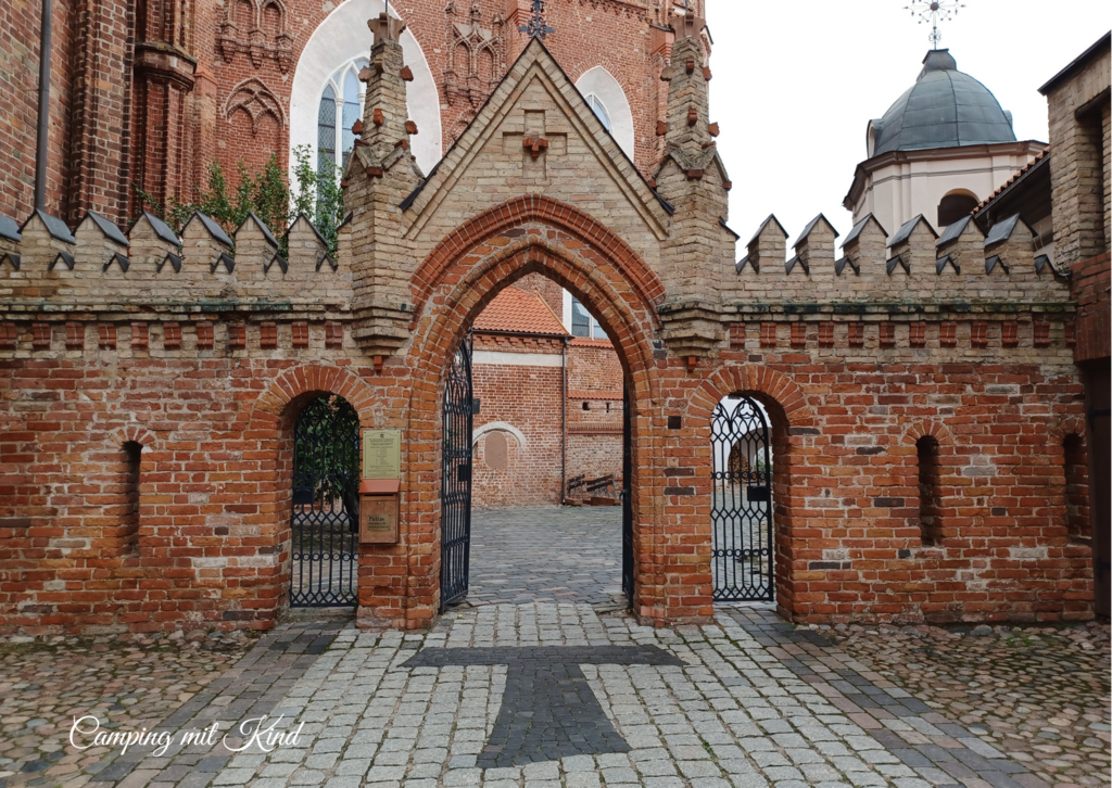 Ein Tor der St. Anna Kirche in Vilnius.