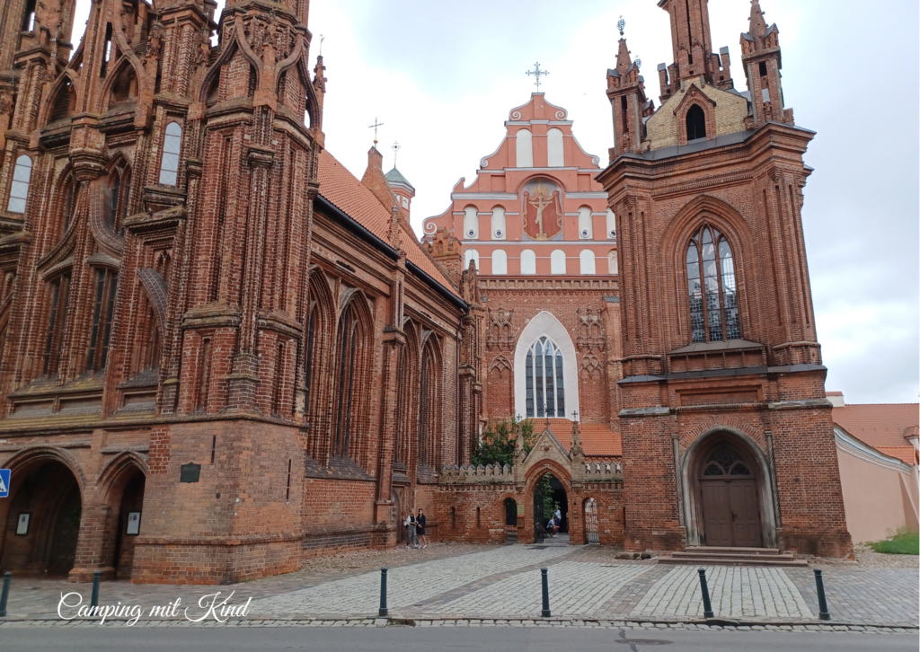 Die Vorderfront der St. Anna Kirche in Vilnius.