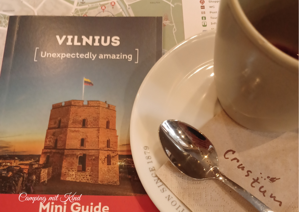 Eine Tasse steht auf einem Stadtplan