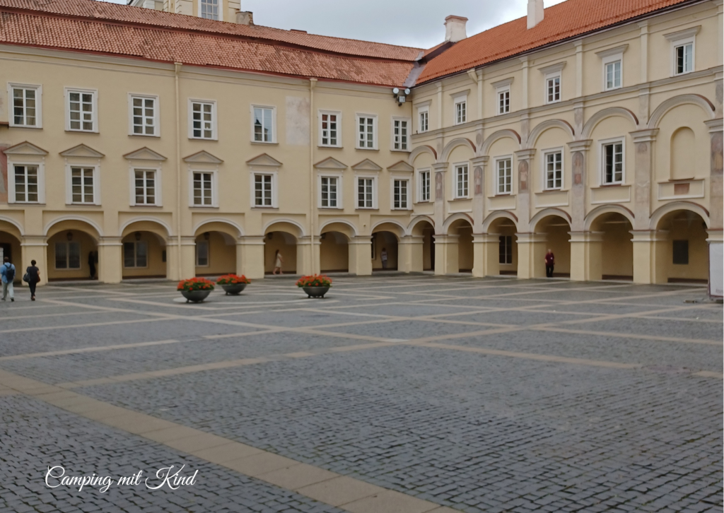 Ein Universitätsgebäude mit gelben Wänden