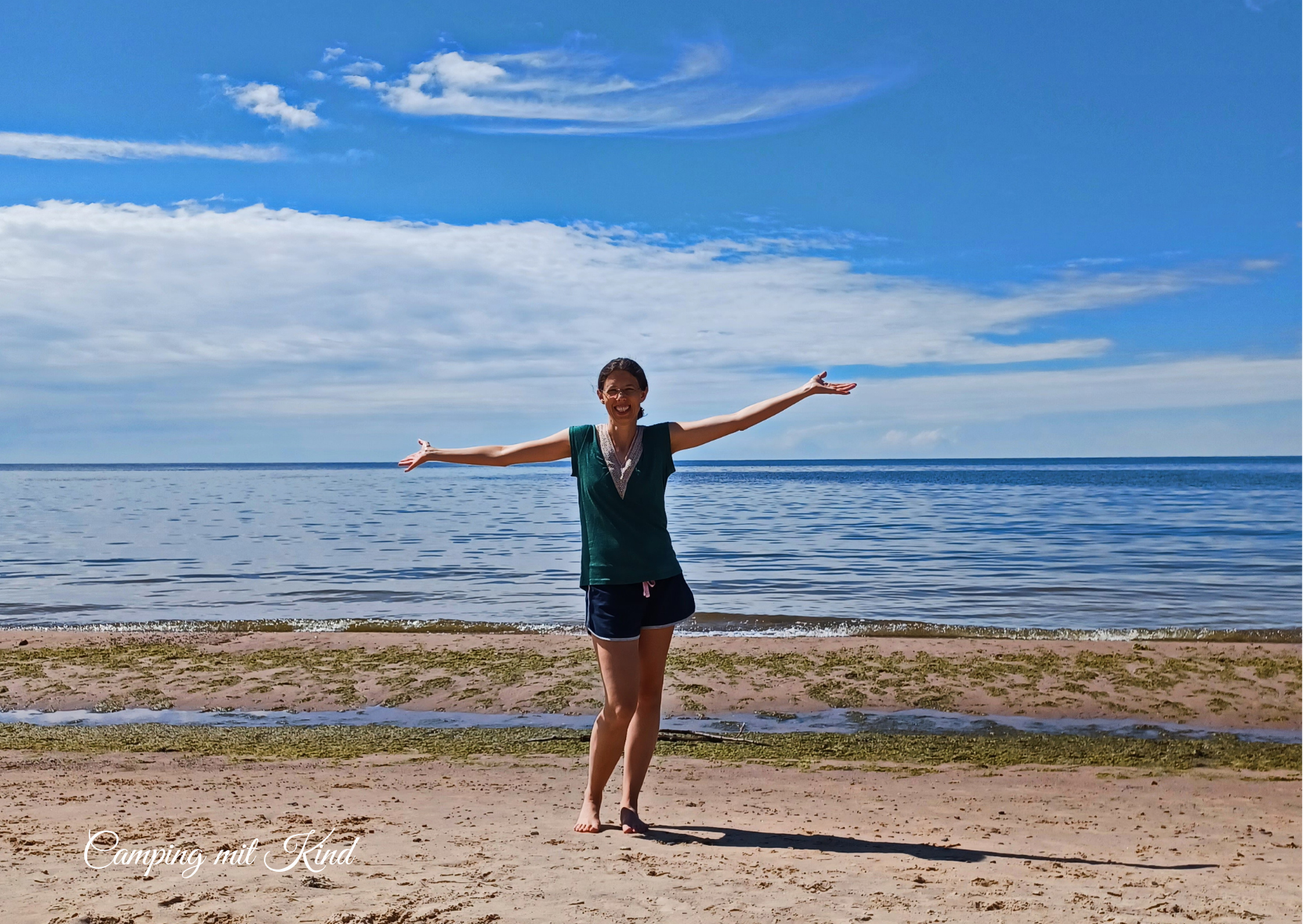 Eine Frau steht am Strand