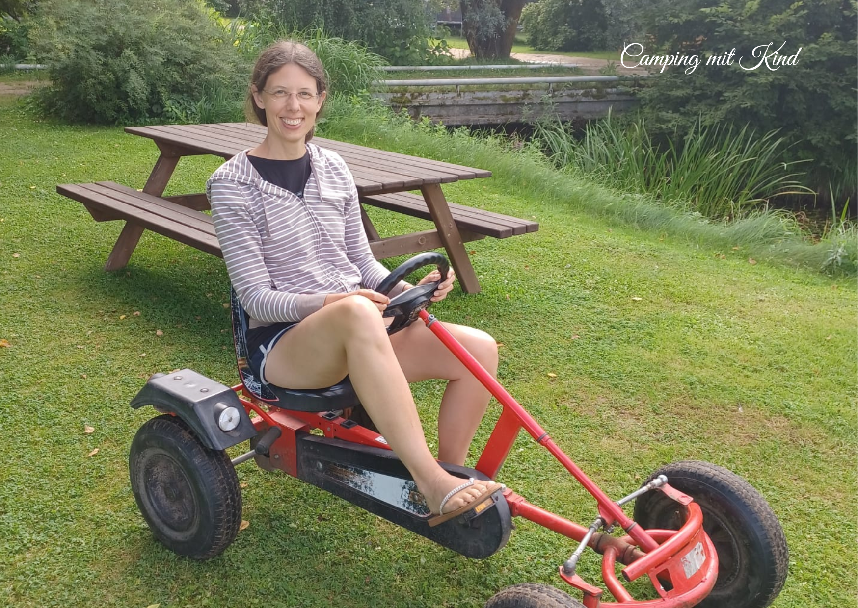 Eine Frau sitzt auf einem Gokart