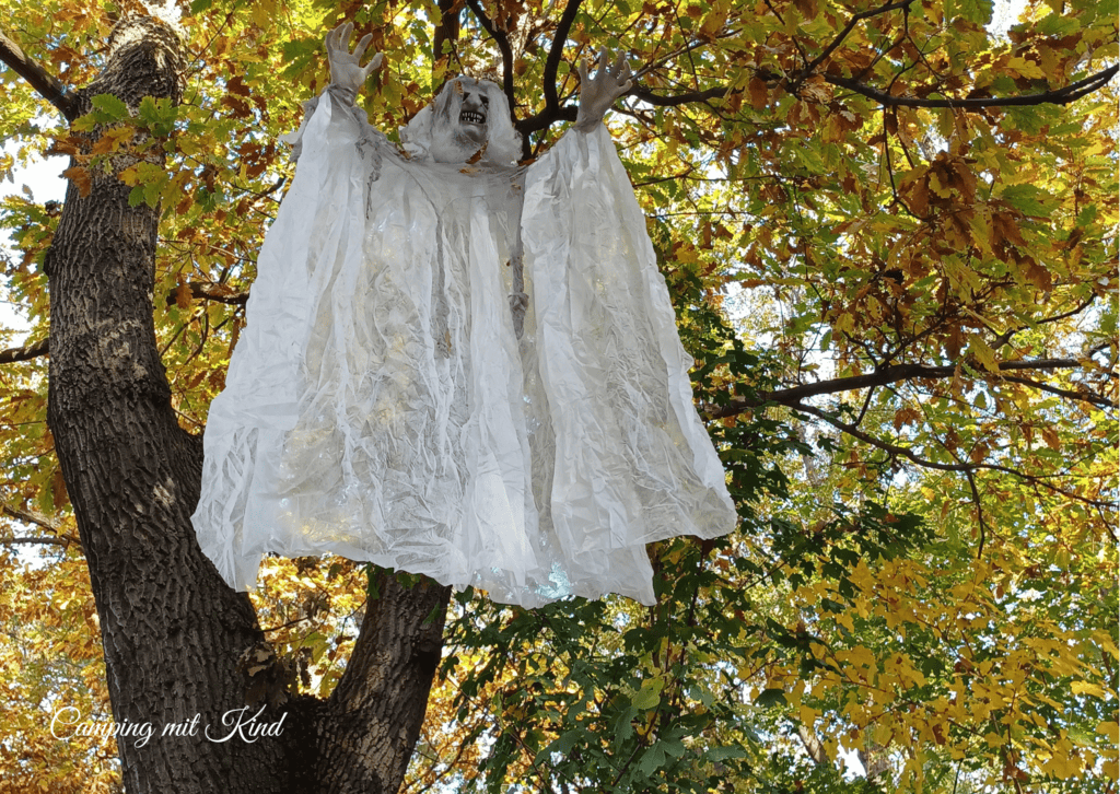 Ein weißer Geist hängt im Baum