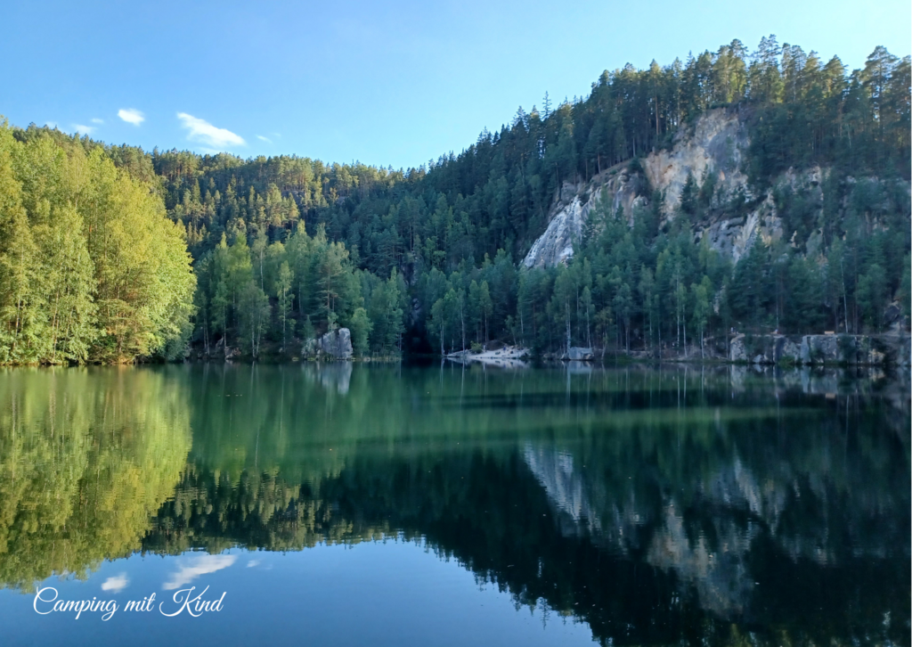 Ein See und dahinter befinden sich Felsen.