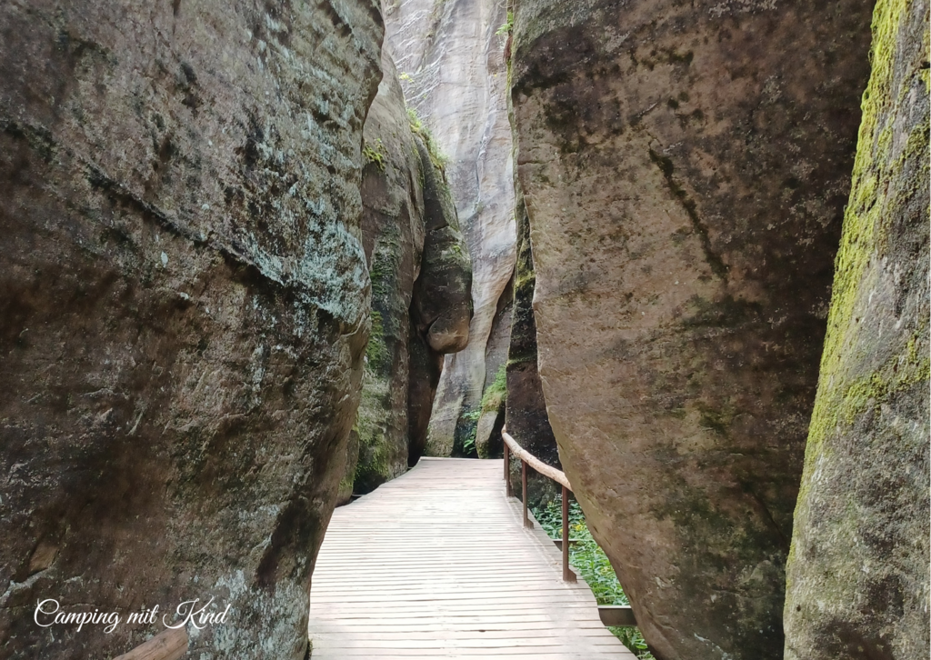 Ein Weg und links und rechts Felsen.