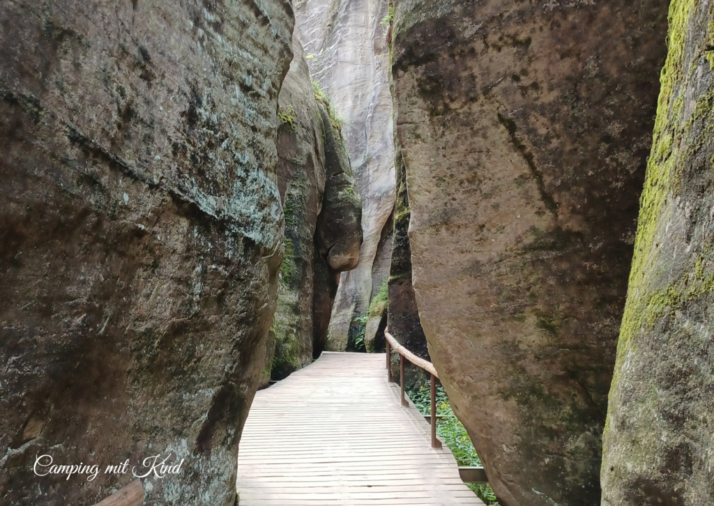 Weg zwischen Felsen