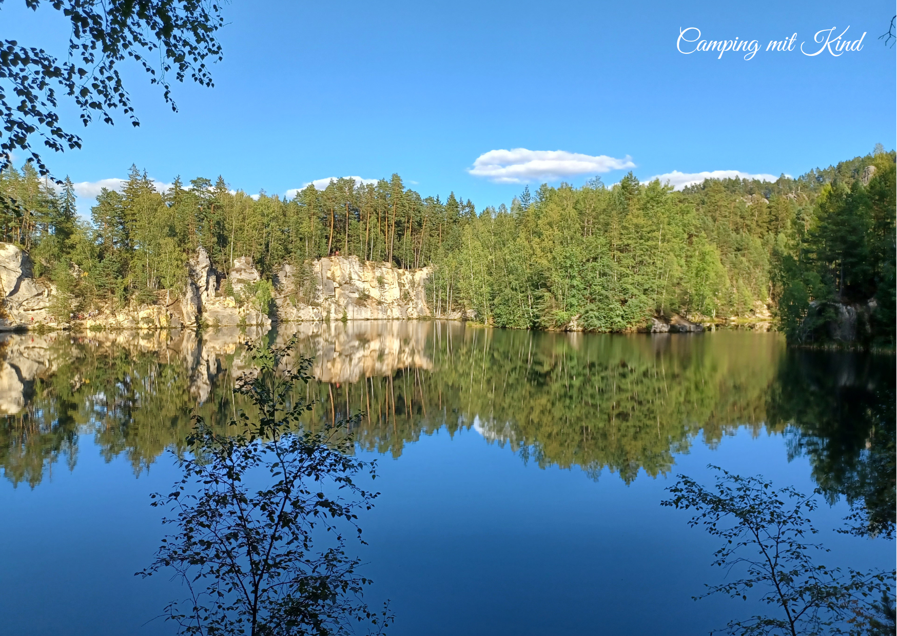 Eine Felsenformation spiegelt sich im Wasser