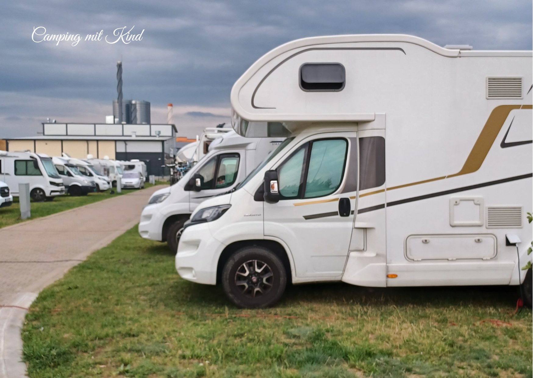 Viele Wohnmobile stehen nebeneinander