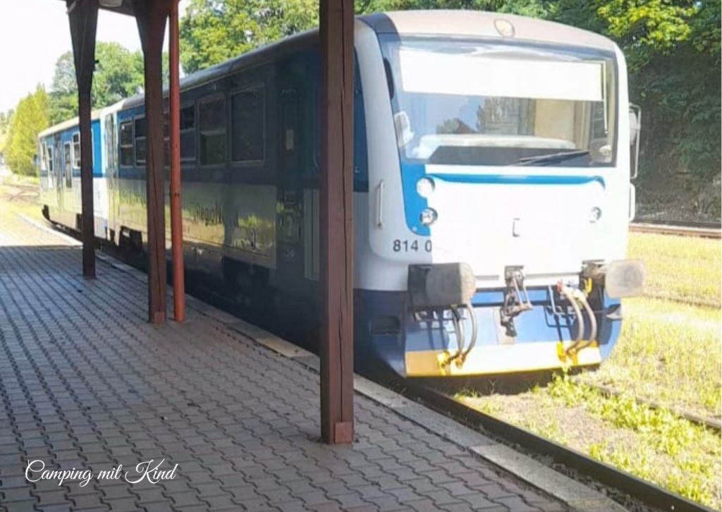 Ein alter Zug in der Station